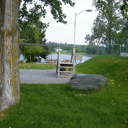 Campbellford River Inn エクステリア 写真